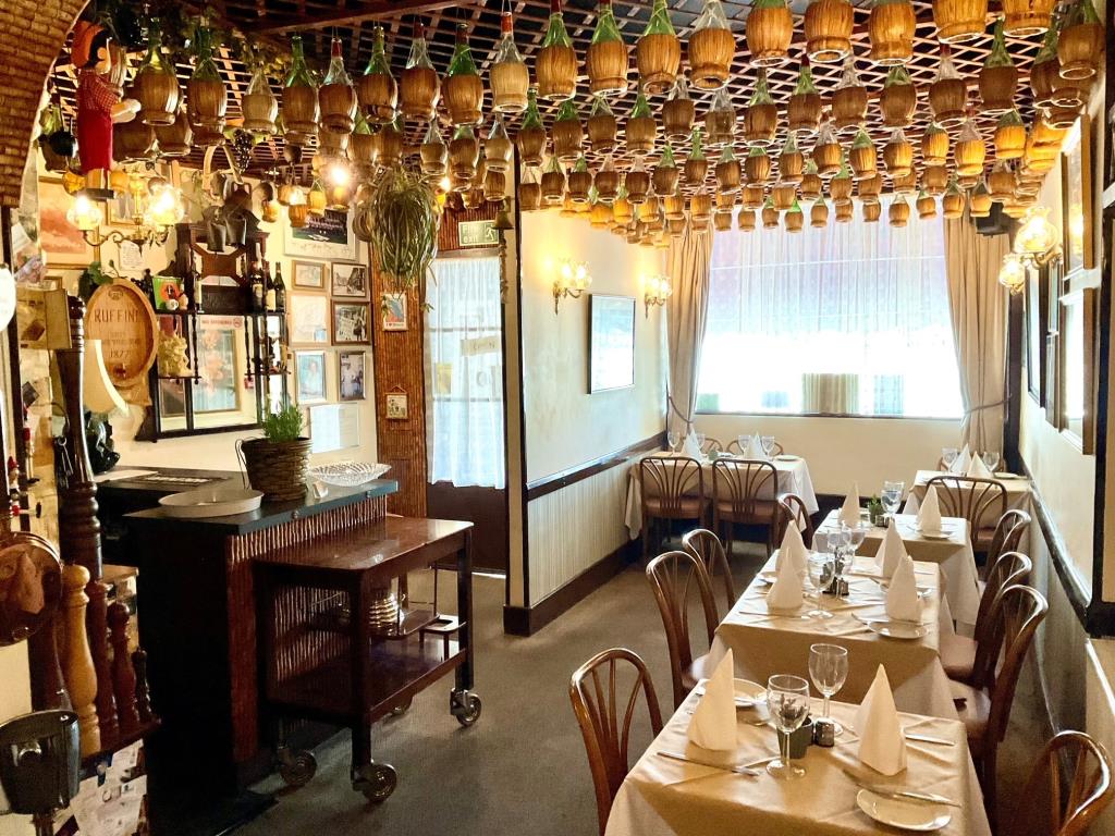Lot: 81 - TOWN CENTRE RESTAURANT WITH THREE-BEDROOM MAISONETTE WITH POTENTIAL - Ground floor restaurant area